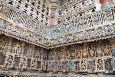 Süslü delikli penceresi ve dekoratif frizleri Tanrılar, dansçılar ve diğer rakamlar, Chennakeshava Tapınağı. Belur, Karnataka, Hindistan.
