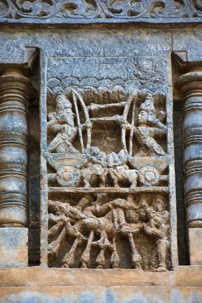 Bhishma とアルジュナの間の戦争を描いた彫刻 Bhishma 矢印のベッドに横になっています チェンナ ケーシャヴァ寺院 ベルール カルナタカ インド マハーバーラタからのエピソード — ストック写真