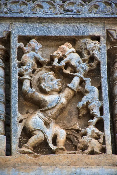 Escultura Bhima Atirando Elefantes Como Brinquedo Templo Chennakeshava Belur Karnataka — Fotografia de Stock