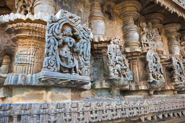 Frisos decorativos con deidades, bailarines y otras figuras, templo de Chennakeshava. Belur, Karnataka . — Foto de Stock