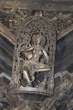 Shilabalika, göksel kızlık, Natya Rani Shantala devi Ana salonun içinde ayağı üstüne. Chennakeshava Tapınağı, Belur, Karnataka, Hindistan