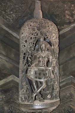 Shilabalika, giyinme, Ana salonun içinde ayağı üstüne göksel kızlık, Keshasamvarani, saç. Chennakeshava Tapınağı, Belur, Karnataka, Hindistan
