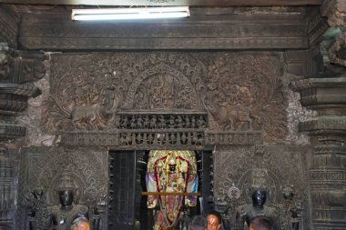 İç ana tapınak Tanrı Vişnu görünümünü, Chennakeshava Tapınağı, Belur, Karnataka, Hindistan. Süslü doorjamb, lento ve veliler, Jaya ve Vijaya, açıkça görülür.
