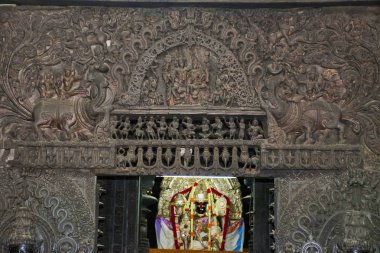 İç ana tapınak Tanrı Vişnu görünümünü, Chennakeshava Tapınağı, Belur, Karnataka, Hindistan. Süslü doorjamb ve lento açıkça görülür.