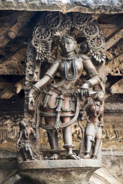 Shilabalika, bir Çingene kızı olarak göksel kızlık. Chennakeshava Tapınağı, Belur, Karnataka, Hindistan fark saç modeli