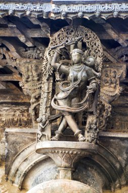 Shilabalika, bir Kapikupite olarak göksel kızlık. Sari çekerek maymun, alt sol köşesinde. Chennakeshava Tapınağı, Belur, Karnataka, Hindistan fark saç modeli