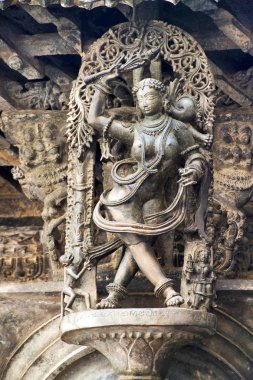 Shilabalika, bir Kapikupite olarak göksel kızlık. Sari çekerek maymun, alt sol köşesinde. Chennakeshava Tapınağı, Belur, Karnataka Hindistan fark saç modeli