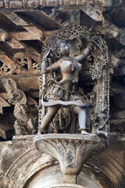 Shilabalika, bir avcı olarak göksel kızlık. Bayan aiming ok kuş. Chennakeshava Tapınağı, Belur, Karnataka, Hindistan. Saç modeli dikkat edin