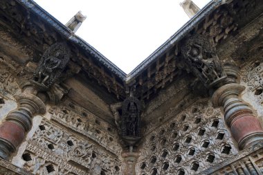 Süslü delikli pencere ve Madanikas, Salabhanjika anlamı gök damsels, ayağı üstüne. Chennakeshava Tapınağı, Belur, Karnataka, Hindistan