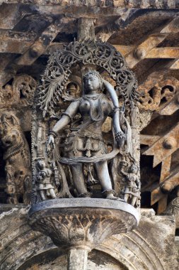 Shilabalika, bir Dolu Kunita olarak göksel kızlık. Bir Bayan palying bir davul ve dans olduğunu. Chennakeshava Tapınağı, Belur, Karnataka, Hindistan. Saç modeli dikkat edin.