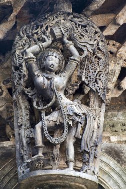 Shilabalika, bir Dolu Kunita olarak göksel kızlık. Bir Bayan palying bir davul ve dans olduğunu. Chennakeshava Tapınağı, Belur, Karnataka, Hindistan. Saç modeli dikkat edin.