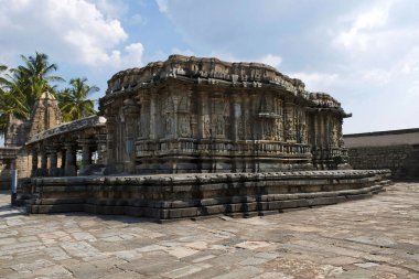 Kompakt ve süslü Veeranarayana Tapınak, Chennakeshava tapınak kompleksi Belur, Karnataka, Hindistan. Kuzey Doğu görünümünden.