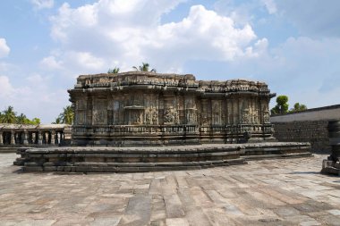 Kompakt ve süslü Veeranarayana Tapınak, Chennakeshava tapınak kompleksi Belur, Karnataka, Hindistan. Kuzey görünümünden.