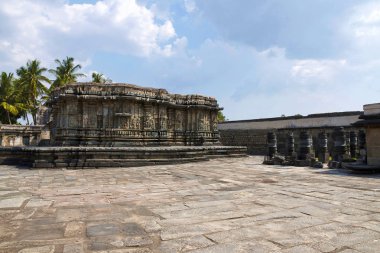 Kompakt ve süslü Veeranarayana Tapınak, Chennakeshava tapınak kompleksi Belur, Karnataka, Hindistan. Kuzey görünümünden.