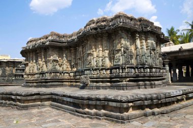 Kompakt ve süslü Veeranarayana Tapınak, Chennakeshava tapınak kompleksi Belur, Karnataka, Hindistan. Kuzey batıdan görünümü.