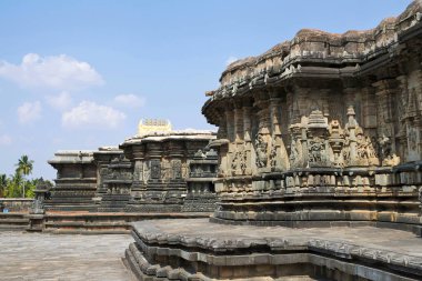 Batıdan görünümü genel bakış. Chennakeshava tapınak kompleksi, Belur, Karnataka, Hindistan. Sağ ve Chennakeshava Tapınağı arkasında Veeranarayana Tapınağı duvar.