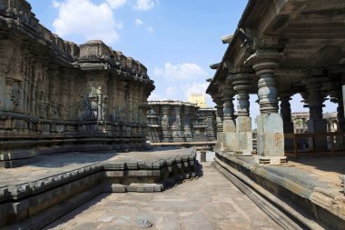  Chennakeshava tapınak kompleksi, Belur, Karnataka, Hindistan. Güney Batı genel görünümden. Sol, Veeranarayana Tapınağı, Chennakeshava Tapınağı ve mandapa sağ Soumyanayaki Tapınağı.