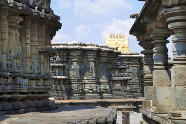  Chennakeshava tapınak kompleksi, Belur, Karnataka, Hindistan. Güney Batı genel görünümden. Sol, Veeranarayana Tapınağı, Chennakeshava Tapınağı ve mandapa sağ Soumyanayaki Tapınağı.
