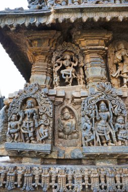 Dekoratif frizleri Tanrılar, dansçılar ve diğer rakamlar, Chennakeshava Tapınağı. Belur, Karnataka, Hindistan