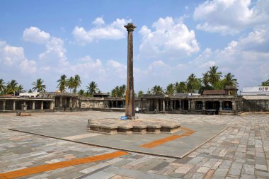 Lamba sonrası Güney Doğu avlusunda Chennakeshava tapınak kompleksi, Belur, Karnataka, Hindistan. Olarak da bilinen yerçekimi ayağı olduğunu.