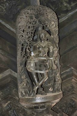 Shilabalika, giyinme, Ana salonun içinde ayağı üstüne göksel kızlık, Keshasamvarani, saç. Chennakeshava Tapınağı, Belur, Karnataka, Hindistan