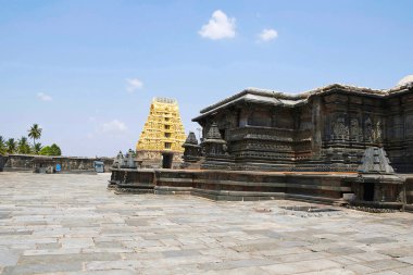 Kuzey Doğu avlu, Chennakeshava Tapınağı karmaşık görünümünü, Belur, Karnataka, Hindistan. Doğu Gopuram açıkça görülür.