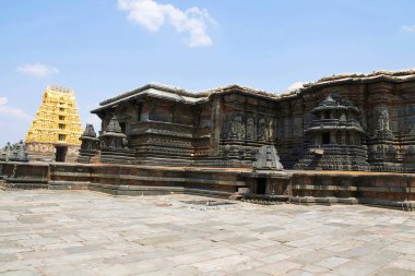 Yildiz seklinde, yıldız şekli, Chennakeshava Tapınağı'nda tapınak dış duvar şeklinde görünümünü. Belur, Karnataka, Hindistan. Kuzey batıdan görünümü. Doğu Gopuram açıkça görülür.