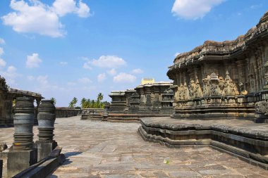 Chennakeshava tapınak kompleksi, Belur, Karnataka, Hindistan. North West genel görünümden. Sağ ve Chennakeshava Tapınağı arkasında Veeranarayana Tapınağı duvar.