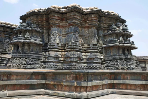 Yildiz seklinde, yıldız şekli, Chennakeshava Tapınağı'nda tapınak dış duvar şeklinde görünümünü. Belur, Karnataka, Hindistan. Kuzey batıdan görünümü.