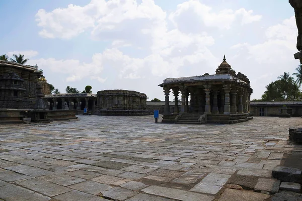 チェンナ ケーシャヴァ寺院の複合体 ベルール カルナータカ州 インドの北の西の眺め チェンナ ケーシャヴァ寺院 Veeranarayana Ranganayaki 左から — ストック写真
