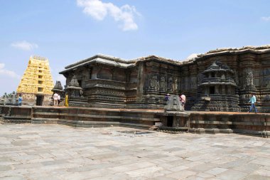Belur, Karnataka, Hindistan, Mayıs 2016, turizm ve Chennakeshava Tapınağı'nda ziyaretçi