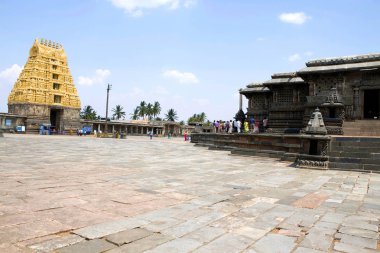 Belur, Karnataka, Hindistan, 2016, turist, ziyaretçi Kuzey Doğu avlu Chennakeshava Tapınağı solda ile Doğu Gopuram karmaşık olabilir ve Swarga Dwara, soldaki cennet kapıları