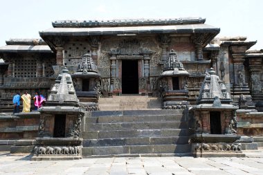 Belur, Karnataka, Hindistan, Mayıs 2016, turizm ve Keşava Tapınağı ana girişinde ziyaretçiler