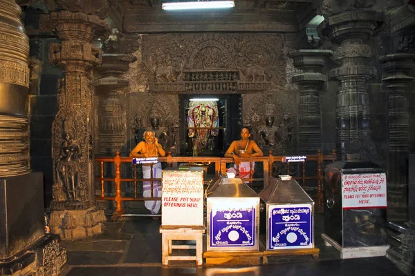 Belur Karnataka Índia Maio 2016 Sacerdote Hindu Santuário Principal Deus — Fotografia de Stock