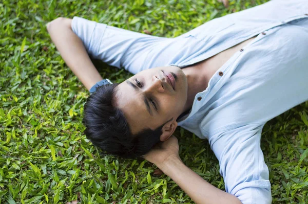 Gelukkig Jonge Man Liggend Het Gras Ontspannen — Stockfoto