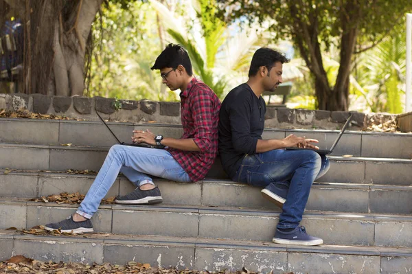 Jonge Studenten Bezig Met Laptop Terwijl Mager Elkaar Rug Aan — Stockfoto