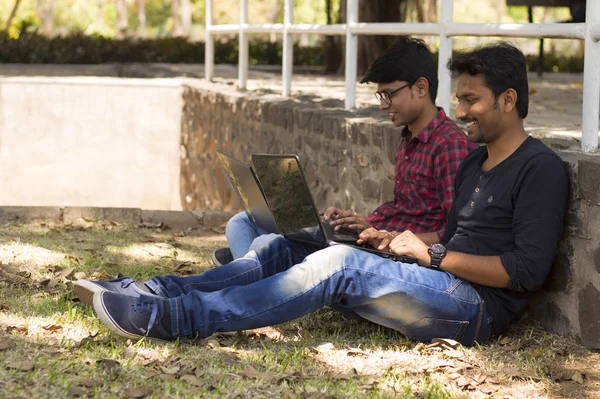 Jonge Studenten Met Behulp Van Laptop Leunen Muur Naast Elkaar — Stockfoto