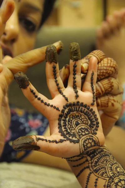 Close Mulher Desenho Mehendi Tatuagem Palma Menina Pune — Fotografia de Stock