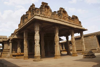Vijayanagar sütunlar, Hazara Rama Tapınağı uzun boylu ve süslü cubical türü ile açık mandapa. Royal Center veya Kraliyet muhafaza. Hampi, Karnataka, Hindistan. Güney-Doğu'dan göster.