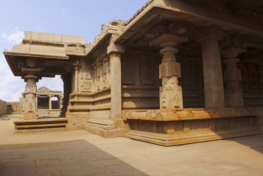 İnce oyma sütunlar giriş sundurma ve yan, Güney, ardhamandapa sol tarafında sundurma. Hazara Rama Tapınağı. Royal Center veya Kraliyet muhafaza. Hampi, Karnataka, Hindistan