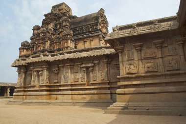 Ana Tapınak, Hazara Rama Tapınağı. Royal Center. Hampi, Karnataka, Hindistan. Bas-reliefs ana tapınak dış duvarına devakoshtas, oymalar bebek Krishna ve Vishnu gösteriyor.