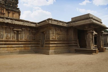 Yan, Güney, ardhamandapa sundurma ve ana Tapınak, Hazara Rama Tapınağı dış duvarına. Royal Center veya Kraliyet muhafaza. Hampi, Karnataka, Hindistan. Güney Batı görünümü.
