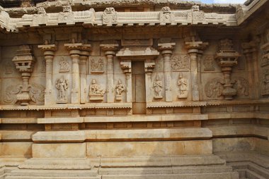 Ana Tapınak, Hazara Rama Tapınağı dış duvarına. Royal Center. Hampi, Karnataka, Hindistan. Bas-reliefs devakoshtas falnked Vaishnava dvarpalas, kumbhapanjaras, Bebek Krishna oymalar gösteriyor
