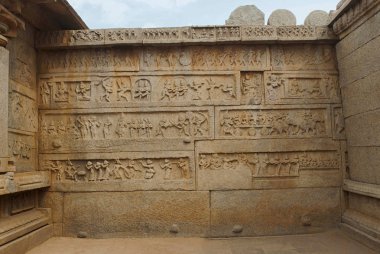 Ramayana sahneleri Kuzey girişinde bitişik duvar iç tarafında üzerine oyulmuştur. Hazara Rama Tapınağı. Royal Center veya Kraliyet muhafaza. Hampi, Karnataka, Hindistan. Güneyden görüntüleyin. Üst sağ köşe - denize geçiş Hanumana