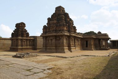 Amman Tapınak, sol ve ana Tapınak, Hazara Rama Tapınağı. Royal Center veya Kraliyet muhafaza. Hampi, Karnataka, Hindistan. Güney batıdan görüntülemek.