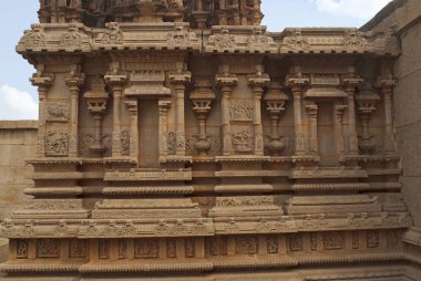 Amman Tapınak, Hazara Rama Tapınağı dış duvarına. Royal Center. Hampi, Karnataka, Hindistan. Bas-reliefs tasvir Vaishnava dvarpalas ve poslu kumbhapanjaras devakoshtas falnked.