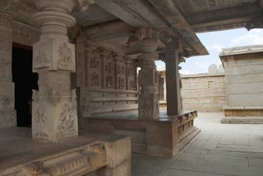 Oyma sütunlar ve oymalar ana Tapınak, Hazara Rama Tapınağı girişine dış duvarına. Royal Center veya Kraliyet muhafaza. Hampi, Karnataka, Hindistan. Güney Doğu görünümü