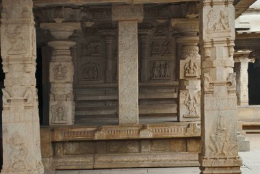 Oyma sütunlar ve oymalar ana Tapınak, Hazara Rama Tapınağı girişine dış duvarına. Royal Center veya Kraliyet muhafaza. Hampi, Karnataka, Hindistan