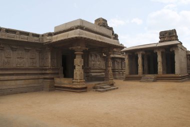 Yan, Kuzey, ardhamandapa ve Amman Tapınak, Hazara Rama tapınak sundurma görünümünü. Royal Center veya Kraliyet muhafaza. Hampi, Karnataka, Hindistan. Güney Doğu görünümü.