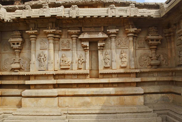 Ana Tapınak, Hazara Rama Tapınağı dış duvarına. Royal Center. Hampi, Karnataka, Hindistan. Bas-reliefs devakoshtas falnked Vaishnava dvarpalas, kumbhapanjaras, Bebek Krishna oymalar gösteriyor